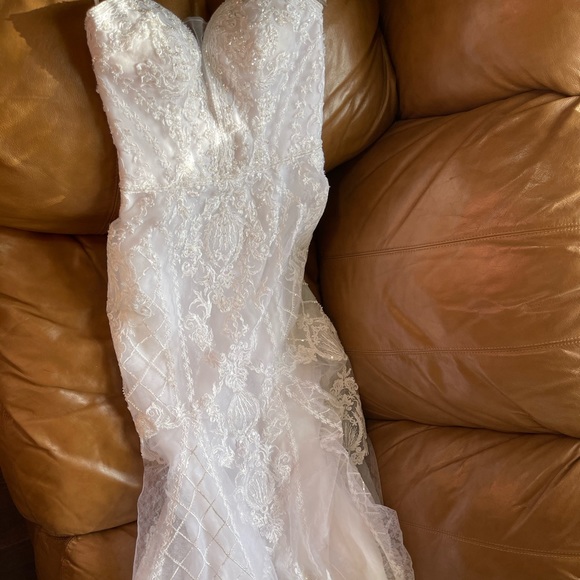 Brand New David’s Bridal Beaded Scroll and Lace Mermaid Wedding Dress Size 4 - Picture 11 of 16